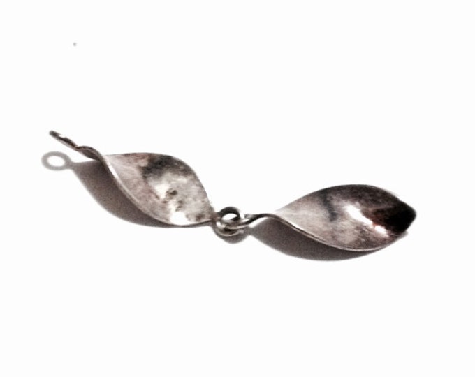 A Delicate Mid Century Spun-Leaf Doublet Charm/Pendant, 1.25x.25x.25", .84 Grams #3280