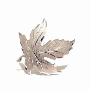 An Early 1940-50&#39;s Designer Signed EMC Carved Leaf Brooch - Pin / Sterling Silver, 1.5x1.25x.25&quot;, 3.11 Grams #3752