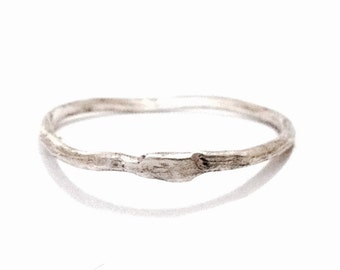 An Elegant Handmade Modernist Hammered Band Ring / Sterling Silver, USA Ring Size 8, .81 Grams #4008