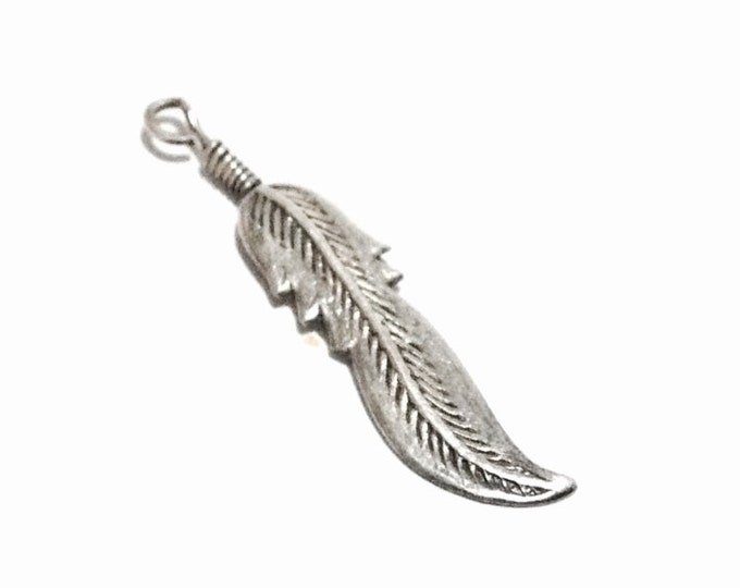 A Delicate 1940's Southwestern Dangling Leaf Charm-Pendant / Sterling Silver, 1.5x.3", .73 Grams #4071