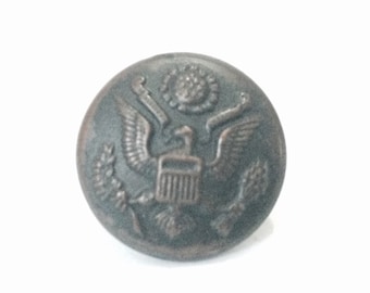 Un bouton d’uniforme en laiton Great Seal de l’armée américaine de la Seconde Guerre mondiale - Conçu par Sigmund Eisner, Red Bank NJ, .5x.5x.5 », 1.60 Grammes #4090