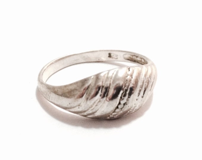 A Delicate 1960-70's Retro Domed Hammered Ring / Sterling Silver, Usa Ring Size 5, 2.41 Grams #3569