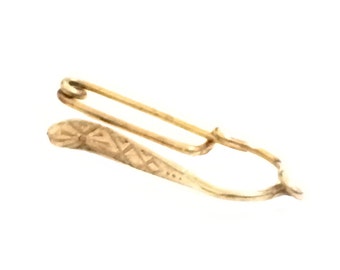 Un sólido 9KT Gold finales del siglo XIX Handcrafted Art Nouveau Pin-broche, mide 2.5x.25x1 cm, pesa 0.6 gramos # 4261