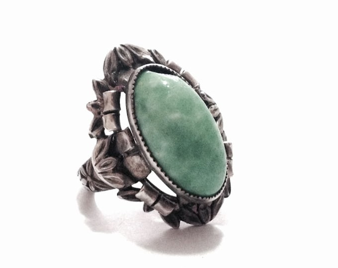 A Solitaire (Chipped) Green Stone Cabachon on an Ornate Art Nouveau Setting / Sterling Silver, USA Ring Size 3.5, 6.18 Grams #3329