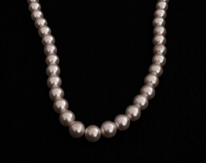 Beautifull 17" Pearl Necklace and/or Chocker, Designer Style Threaded Faux Pearl Necklace, 1970's Costume Jewelry,  17.54Grams #2380