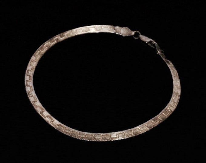 A Sublime 7" Italian Hammered Herringbone Chain Bracelet / Sterling Silver, Spring Clasp, 2.8 Grams #3643