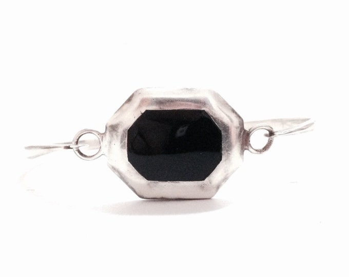 A Sublime 7.5" Early 1930-40's Art Nouveau Solitaire Black Onyx Cabachon Embossed Bracelet / Sterling Silver, Snap Clasp, 11.28 Grams #3614