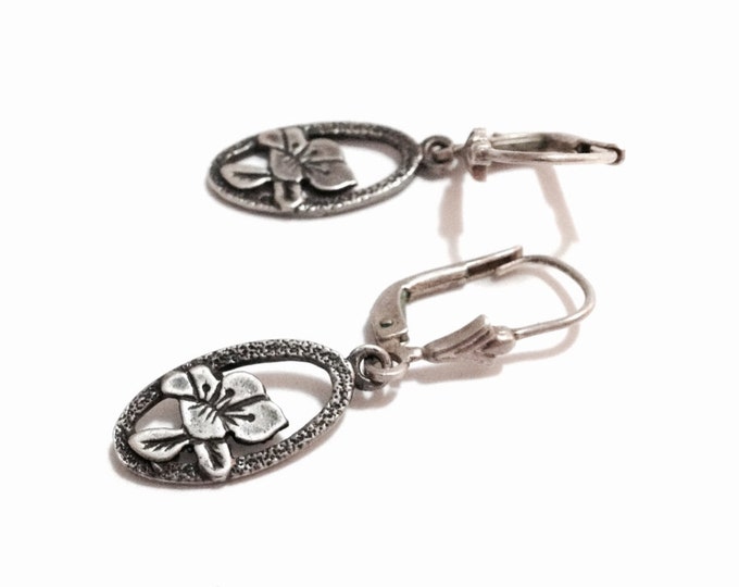 A Pair of Early 1930's Art Nouveau Oval Rounded Flower Embossed Drop-Threader Earrings / Sterling Silver, 1x.25x.2" Each, 2.08 Grams #3563