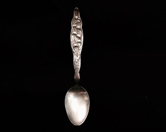 Un sublime siglo XIX - Principios de 1900 Art Nouveau Cuchara floreada tallada en relieve "VERNA" / Plata de ley, 6x1.25x.35", 19.13 gramos #3606