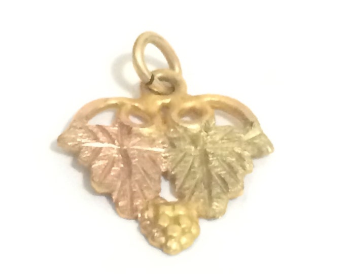 A Cute Mid-Century Layered Leaf Pendant-Charm / 10k Yellow Gold, .5x.6x.125", .44 grams #4173