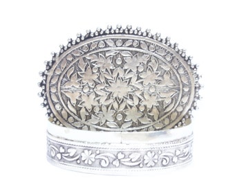 Ein feiner 1910-20er Jahre Edwardian - Art Deco Elegante Repousse Blumenherz & Schleife Gemusterte Box / Sterling Silber, 63x50x18 mm, 46,89 Gramm #4273