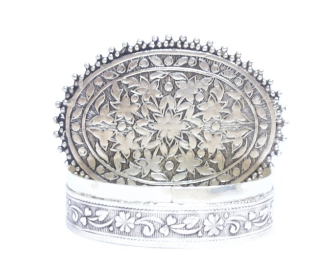 A Fine 1910-20's Edwardian - Art Deco Elegant Repousse Flowering Heart & Bow Patterned Box / Sterling Silver, 63x50x18 mm, 46.89Grams #4273