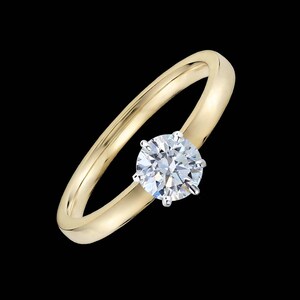 Puede incluir: Un anillo de compromiso de banda dorada con un diamante redondo y claro.