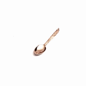 Une cuillère de demitasse en argent sterling sculpté miniature vintage, estampillée 925 Sterling TE35, 3x.5x.25 », 5.5 Grammes, #2810