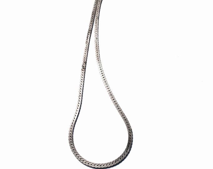 A 17.5" Mid Century Italian Herringbone Chain Necklace, Spring Clasp, A Simple Yet Elegant Piece, 7.00g #951