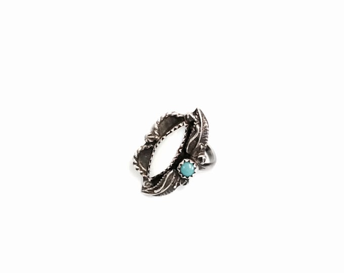 A Delicate Mid-Century Southwestern Etched Sterling Silver, Turquoise & White Shell Embossed Ring, USA Ring Size 4, 2.93 Grams #2979