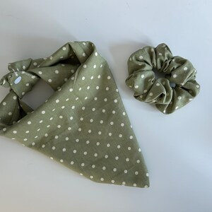Puede incluir: Un pañuelo verde con lunares blancos y una diadema verde a juego con lunares blancos.