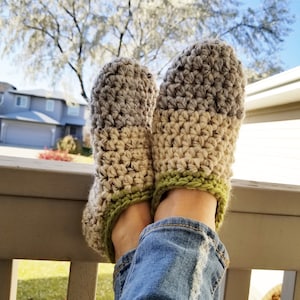 Simple crochet slippers, crochet pattern, crochet slippers, slippers, easy crochet slippers, pdf file, crochet slipper pattern, chunky yarn image 1