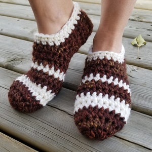 Simple crochet slippers, crochet pattern, crochet slippers, slippers, easy crochet slippers, pdf file, crochet slipper pattern, chunky yarn image 2