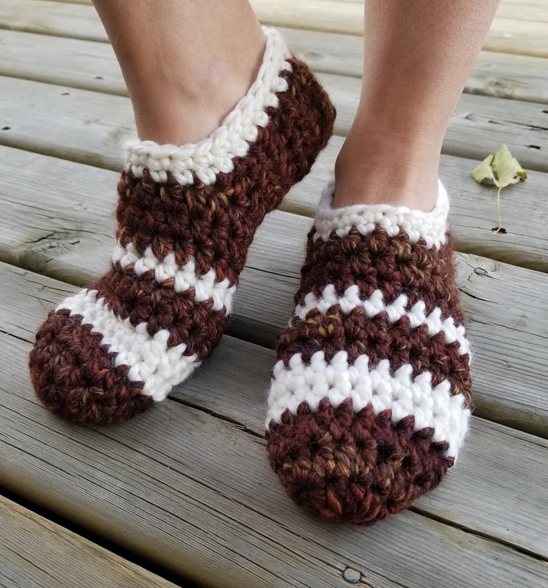 Simple crochet slippers, crochet pattern, crochet slippers, slippers, easy crochet slippers, pdf file, crochet slipper pattern, chunky yarn image 2