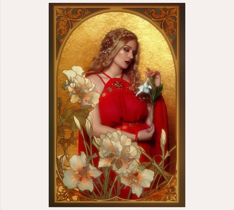 Puede incluir: Retrato de estilo Art Nouveau de una persona con un vestido rojo sosteniendo una flor blanca. La imagen est&aacute; enmarcada con un borde dorado ornamentado y presenta grandes flores estilizadas en primer plano. El fondo es de un tono dorado.