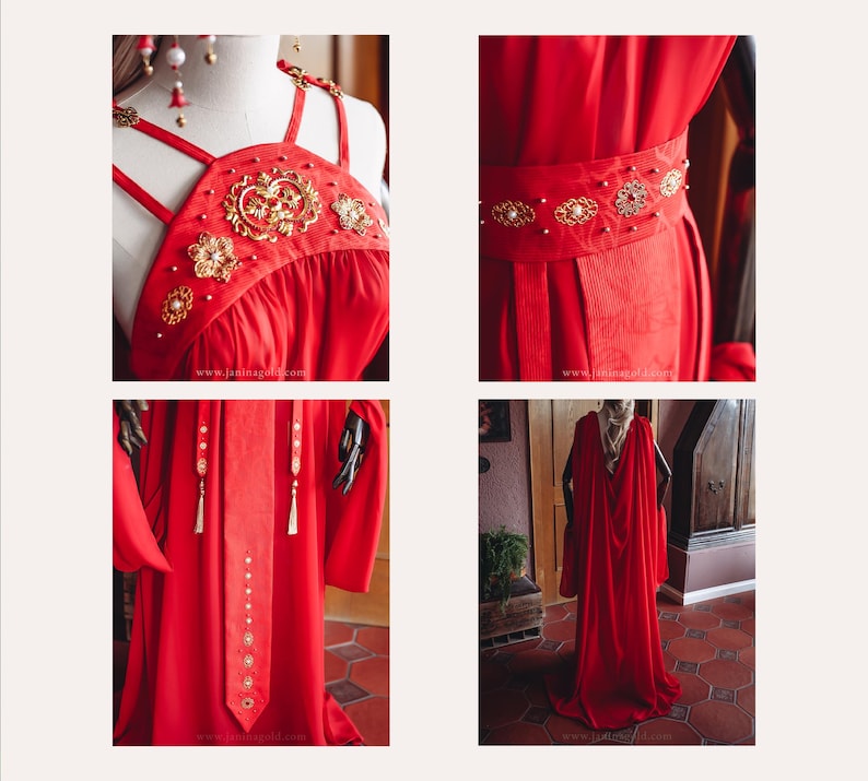 Puede incluir: Un vestido rojo vibrante con adornos dorados. El vestido presenta un cuello halter, un cintur&oacute;n decorativo y un dise&ntilde;o largo y fluido. Los detalles dorados incluyen patrones florales y ornamentados. El sitio web www.janinagold.com es visible.