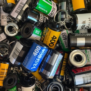 Llavero con bote de película reciclada