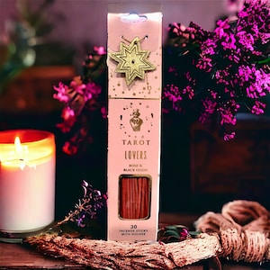 Barritas de incienso de cartas del tarot para amantes: rosa y oudh negro