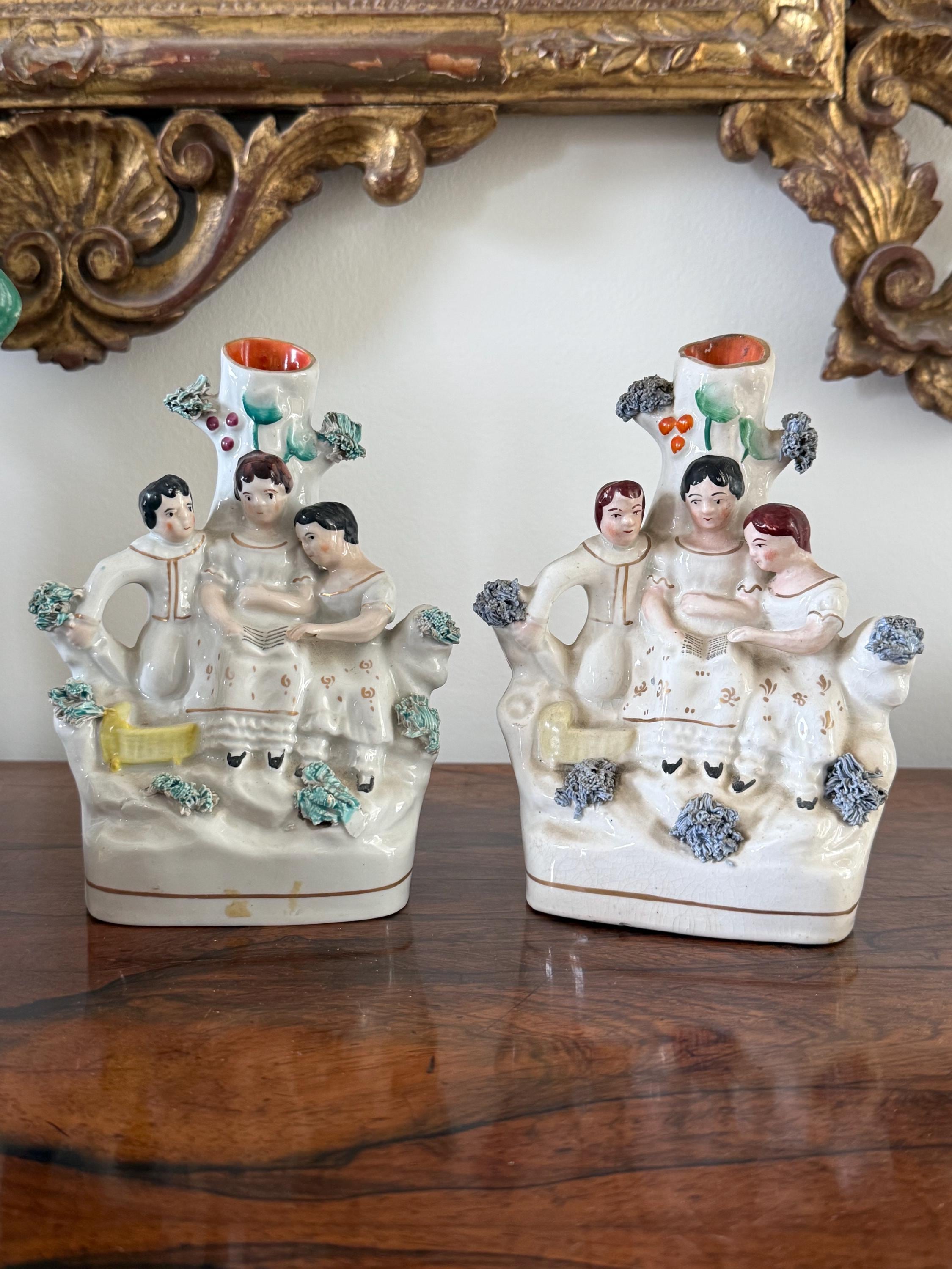 Une paire de vases renversés à dos plat du Staffordshire assemblées, enfants royaux, poteries, anglais, antiquité, collection