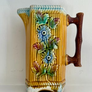 Vintage fransk majolika (barbotin) keramikkanna, räfflad kropp, grenhandtag, motiv, mitten av 1900-talet