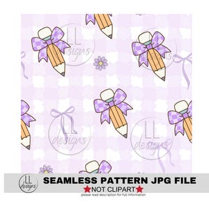 Peut inclure: Un motif sans couture avec des crayons de dessin animés ornés de nœuds et de gommes violets, sur un fond à carreaux lilas clair. Les crayons sont orange avec des pointes blanches. Le texte "SEAMLESS PATTERN JPG FILE" est inclus.