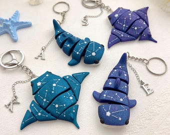 Llavero de tiburón estrellado con impresión 3D, llavero con letra de ballena azul, llavero de raya estrellada, regalos únicos para amigos, llavero con dije de pez personalizado