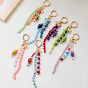 Charm de sac en pierre multicolore avec pampille, bague en or bohème, porte-clés en perles de gemme mélangées, cadeau accessoire de sac à main en couches superposées fait main