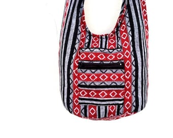 Può includere: Borsa hobo in tessuto con motivo rosso, nero e bianco con una tasca con cerniera.
