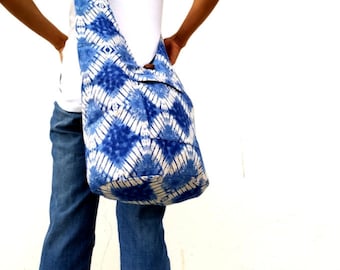 Bolso bandolera con efecto tie dye, bolso índigo, bolso bandolera reversible, bolso boho, bolso hobo, bolso hippie, bolso mensajero, bolso shibori