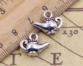 Puede incluir: Dos abalorios de lámpara de genio plateados con un bucle para sujetar a un collar o pulsera.