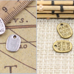 "50 Stück Buchstabe ""Made with love"" Anhänger Charms 11 mm Antik Silber / Antik Bronze Schmuck machen DIY Handarbeit Basismaterial."