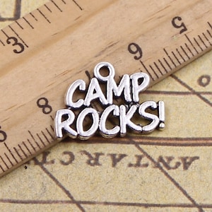 40 colgantes con la letra CAMP ROCKS de 13 x 21 mm, adornos de plata antigua, accesorios para hacer joyas, material artesanal para manualidades.