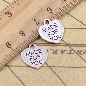 40 colgantes con la letra "Hecho para ti", 16 x 16 mm, de plata antigua, para hacer joyas, manualidades y manualidades.