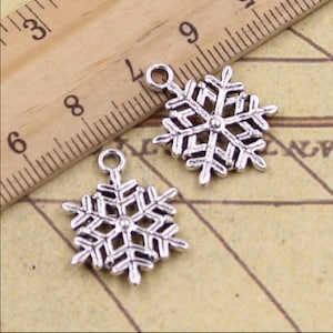 40 colgantes de copo de nieve de 22 x 16 mm, adornos de plata antigua, accesorios para hacer joyas, material artesanal para manualidades.