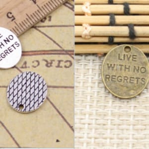 50 colgantes con la frase "Vive sin remordimientos", 15 x 13 mm, plata antigua o bronce antiguo, para hacer joyas, material base DIY.