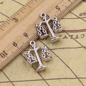 Può includere: Due ciondoli in metallo color argento a forma di bilancia della giustizia. I ciondoli sono alti circa 2,5 cm e sono perfetti per aggiungere un tocco di stile legale a gioielli o artigianato.