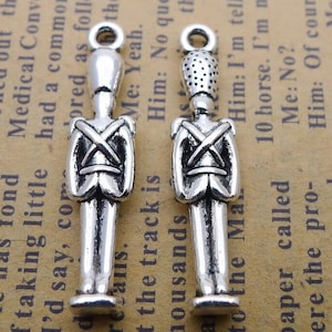 30 Stück Royal Garde Charms Zeremonialsoldat Anhänger 7 x 31 mm antikes Silber Ornament Zubehör Schmuckherstellung DIY Handwerk Basismaterial
