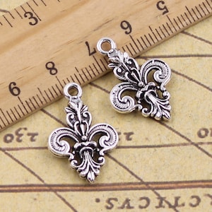 20 colgantes con dijes de flor de lis de 25 x 16 mm, adornos de plata antigua, accesorios para hacer joyas, material artesanal para manualidades.