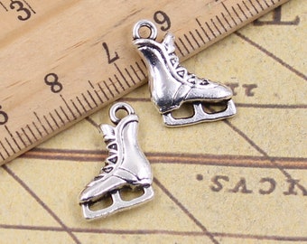 Puede incluir: Dos encantos de patines de hielo plateados con un diseño detallado. Los encantos tienen un bucle en la parte superior para sujetarlos a un collar o pulsera.