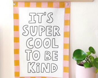 Tapiz de pared de algodón orgánico "Be Kind" / Decoración para habitación infantil
