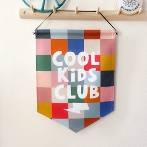 Coole Kids Club Patchwork Girlande aus Bio-Baumwolle | Spielzimmer & Kinderzimmer Wandbehang | Patchwork Kinderzimmer Dekor Geschenk