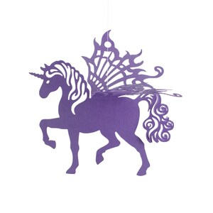 Prachtige paarse eenhoorn met decoratieve elven vleugels, geribbelde hoorn en uitgesneden manen en staart.