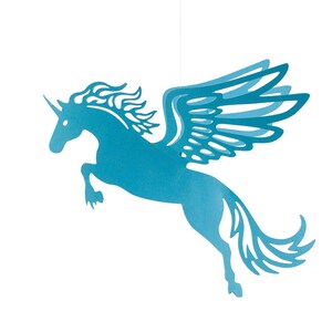 Prachtige blauwe eenhoorn met decoratieve Pegasus vleugels en uitgesneden manen en staart.
