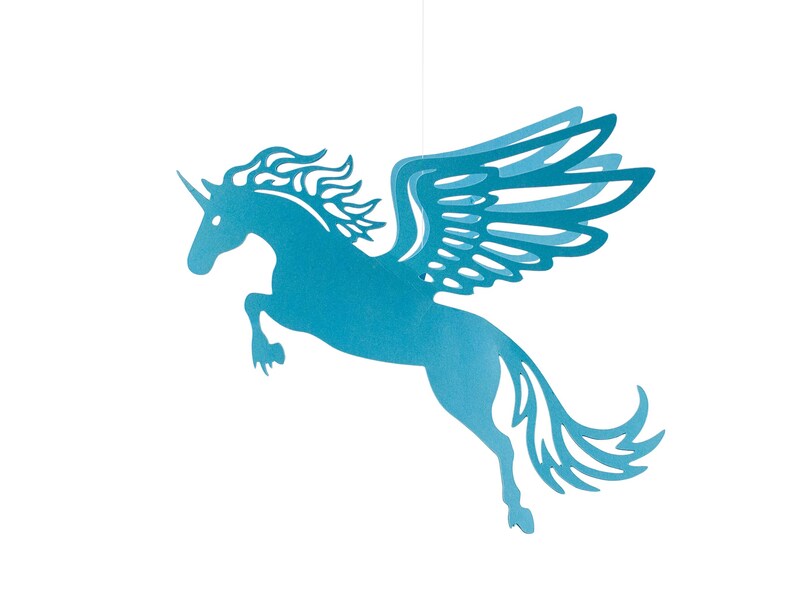 Prachtige blauwe eenhoorn met decoratieve Pegasus vleugels en uitgesneden manen en staart.